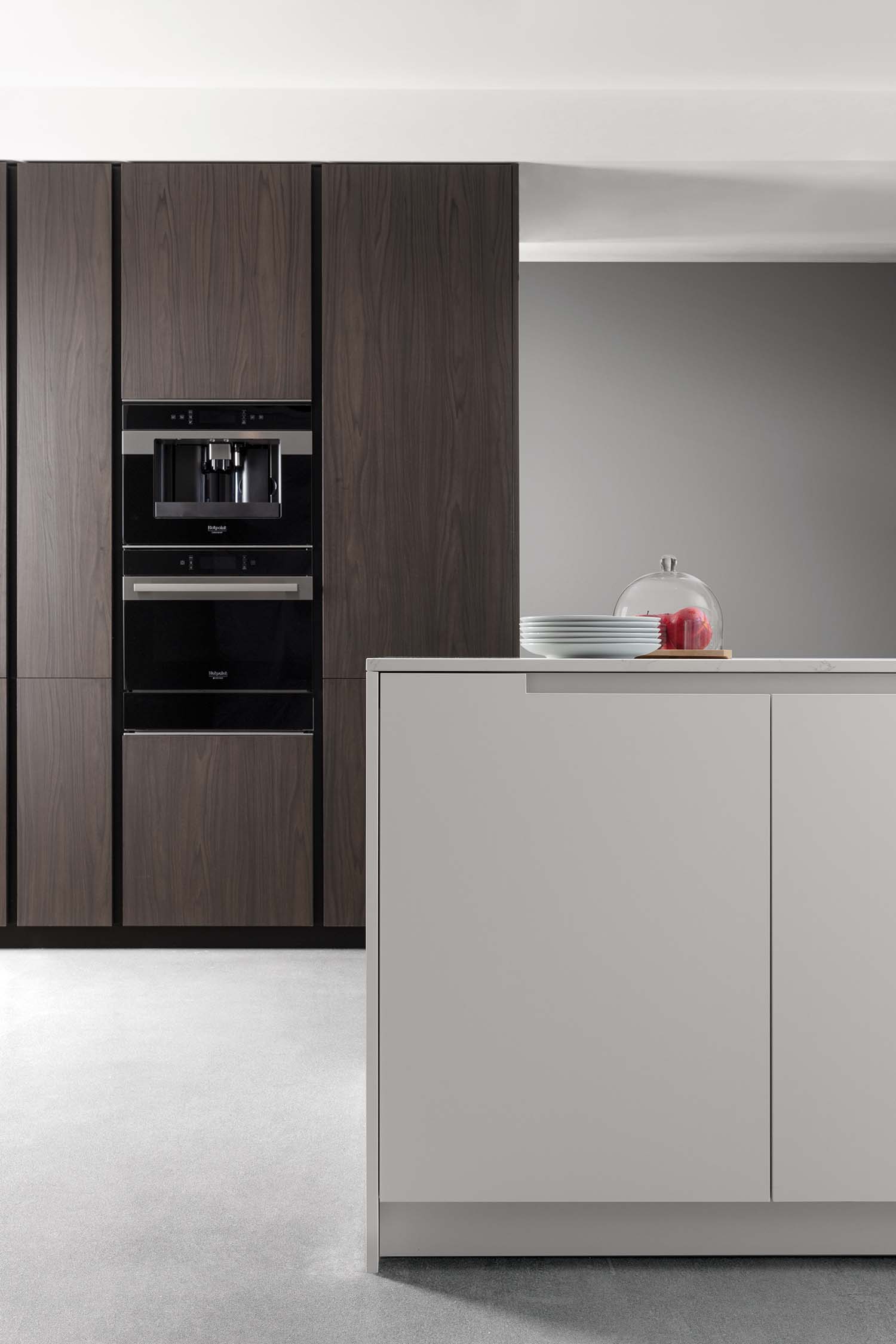 Unique detailed shape door groove that stimulates a long notched handle on the base units of the kitchen island